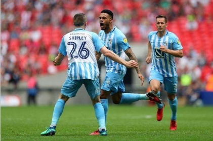 巴萨赛前声援中国